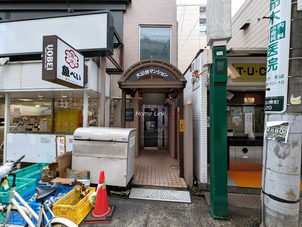 大山台マンション　エントランス前